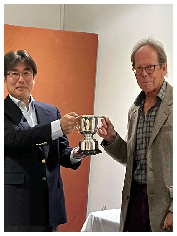 James Lawson receiving the Collar Cup from Hirohiko Miyata of the Japanese Chamber of Commerce and Industry in the UK.